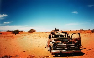 old-abandoned-car-alone-car-desert-old-car-photography-600x375